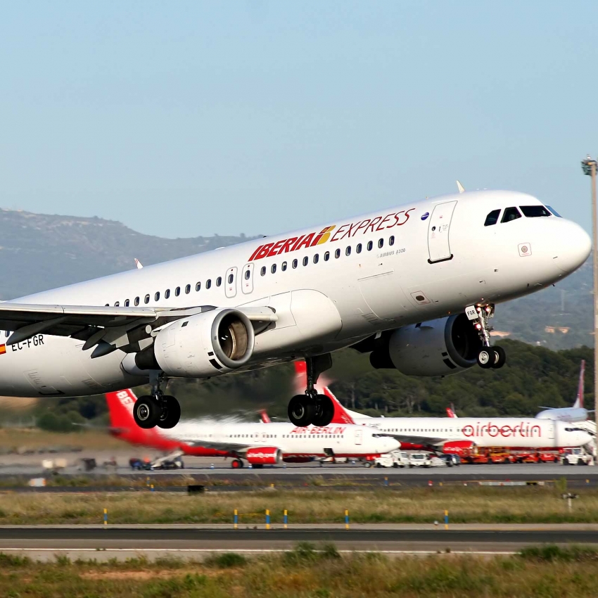 Aviationtag - Iberia Airbus A320 – EC-FGR