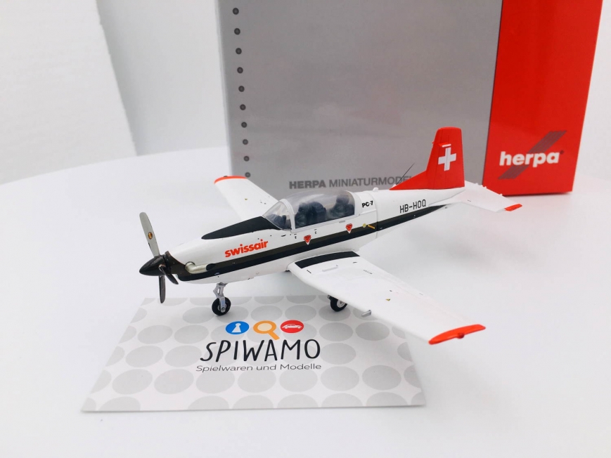 Herpa 580656 - Swissair Pilatus PC-7 Turbo Trainer (Schweizerische Luftverkehrsschule) – HB-HOQ