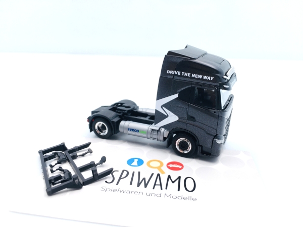 Herpa 314282 - Iveco S-Way LNG Zugmaschine „DRIVE THE NEW WAY“